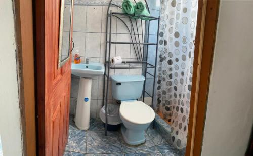 łazienka z toaletą i umywalką w obiekcie Apartamento Tamar w mieście Quepos