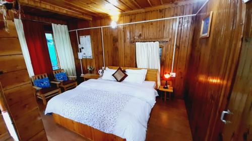 Ishan Log Huts-A boutique home stayにあるベッド