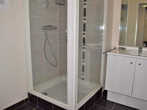 y baño con ducha y lavamanos. en Appartement Trégastel, 3 pièces, 4 personnes - FR-1-368-11, en Trégastel