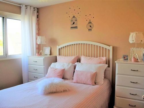 トレガステルにあるAppartement Trégastel, 2 pièces, 2 personnes - FR-1-368-117のベッドルーム1室(ピンクと白の枕が備わるベッド1台付)