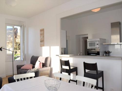 Photo de la galerie de l'établissement Maison rénovée face à la plage du Coz-Pors avec jardin - 2 chambres - FR-1-368-66, à Trégastel