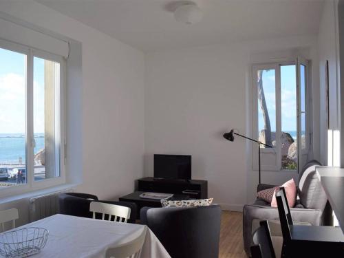 Photo de la galerie de l'établissement Maison rénovée face à la plage du Coz-Pors avec jardin - 2 chambres - FR-1-368-66, à Trégastel