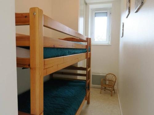quelques lits superposés dans une chambre dans l'établissement Appartement 2ch, vue mer, plage à 200m, parking, Trégastel - FR-1-368-131, à Trégastel