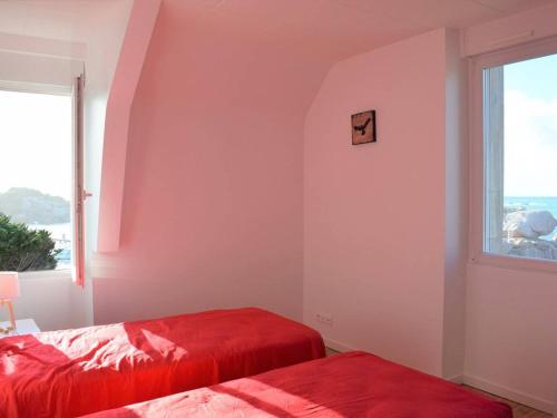 トレガステルにあるMaison Trégastel, 3 pièces, 4 personnes - FR-1-368-66のベッドルーム1室(赤いベッド2台、窓付)