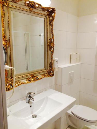 Un baño de Stadthotel Restaurant Auerhahn