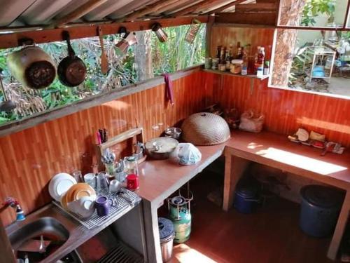 una cucina con bancone e lavandino in una stanza di Yak Bungalow a Ko Chang