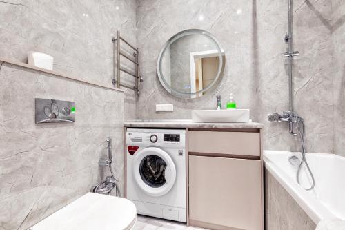 uma casa de banho com uma máquina de lavar roupa e um lavatório em Raisson Ahotel B167 em Astana
