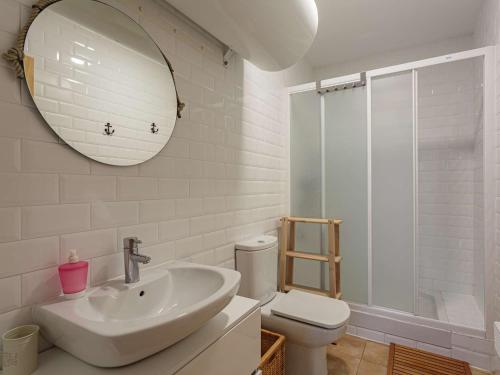 bagno con lavandino, servizi igienici e specchio di Appartement Hendaye, 2 pièces, 4 personnes - FR-1-2-410 a Hendaye
