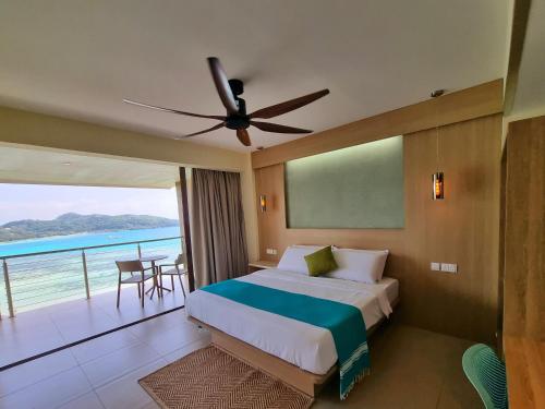 1 dormitorio con cama y vistas al océano en VILLA KIKI Seychelles en Anse a La Mouche