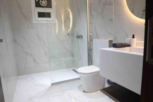 Cloud Villa Salalah في صلالة: حمام مع دش ومرحاض ومغسلة