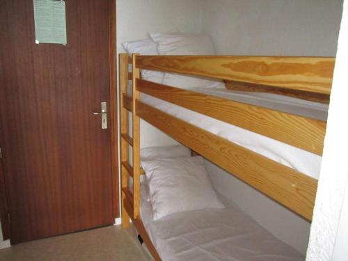 quelques lits superposés dans une chambre dans l'établissement Studio cabine 4 pers, 300m des pistes, balcon, parking, animaux ok - Auris en Oisans - FR-1-297-25, à Auris