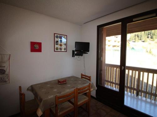 d'une salle à manger avec une table et une porte coulissante en verre. dans l'établissement Appartement 2 pièces, 300m des pistes, parking, animaux admis - Auris en Oisans - FR-1-297-44, à Auris