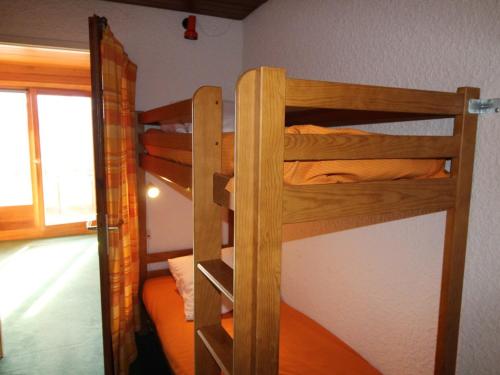 quelques lits superposés dans une chambre dans l'établissement Studio cabine au pied des pistes avec balcon et parking - Auris en Oisans - FR-1-297-14, à Auris