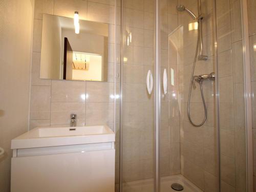 une salle de bain avec douche et lavabo dans l'établissement Studio cosy 3 couchages, balcon sud, skis aux pieds, commerces à proximité - Auris en Oisans - FR-1-297-74, à Auris