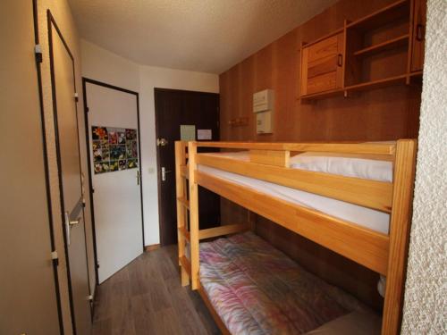 two bunk beds in a room with a door at Appartement Auris, 1 pièce, 4 personnes - FR-1-297-58 in Auris