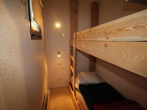 a small room with two bunk beds in it at Appartement Auris, 2 pièces, 3 personnes - FR-1-297-51 in Auris