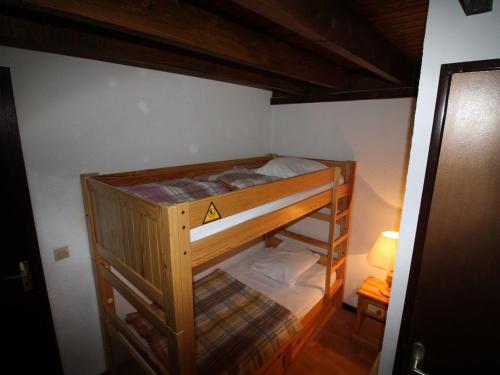 um pequeno beliche num quarto com um candeeiro em Appartement Auris, 1 pièce, 4 personnes - FR-1-297-60 em Auris