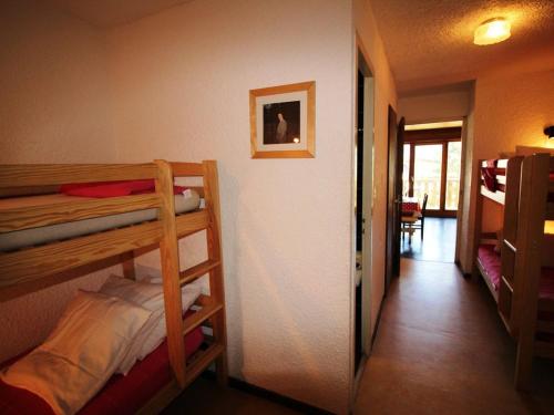 Cette chambre comprend 2 lits superposés et un couloir. dans l'établissement Appartement Auris, 2 pièces, 8 personnes - FR-1-297-101, à Auris