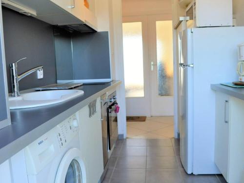 une cuisine avec un évier et une machine à laver dans l'établissement Appart 2 pièces avec terrasse au Lavandou, proche plage - FR-1-251-289, au Lavandou
