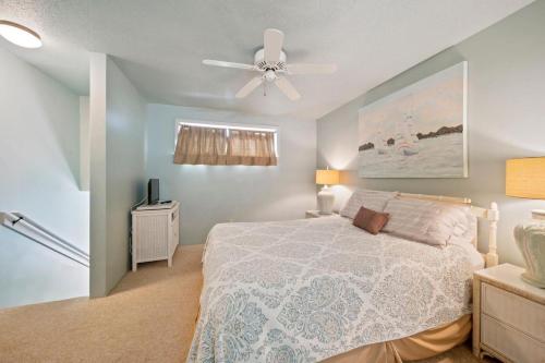 um quarto com uma cama e uma ventoinha de tecto em Sugar Beach 342 em Gulf Shores