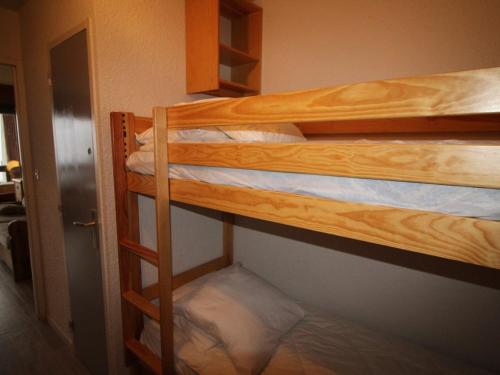 a couple of bunk beds in a room at Appartement Auris, 1 pièce, 4 personnes - FR-1-297-151 in Auris