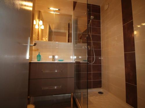 a bathroom with a shower and a sink at Studio cabine 4 pers au pied des pistes avec parking gratuit - Auris en Oisans - FR-1-297-151 in Auris