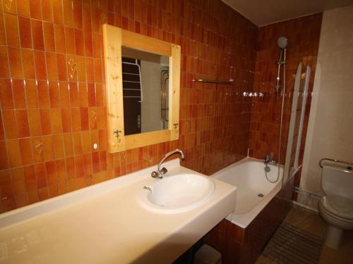 y baño con lavabo, bañera y aseo. en Appartement Auris, 1 pièce, 4 personnes - FR-1-297-158 en Auris