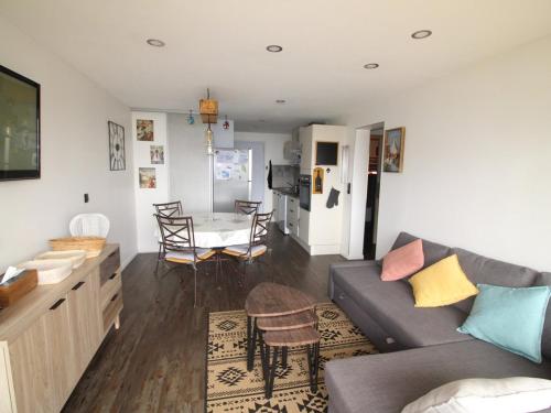 un salon avec un canapé et une table dans l'établissement Appartement rénové 3 pièces, 6 couchages à 150m des pistes - Auris en Oisans - FR-1-297-156, à Auris