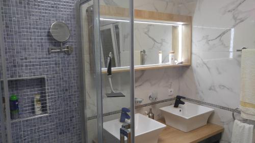 bagno con lavandino e doccia con specchio di New!90sqm10minAirport2bedrooms a Salonicco