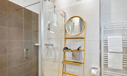a bathroom with a mirror and a shower at Penthouse Hygge Meerblick am Strand in Olpenitz