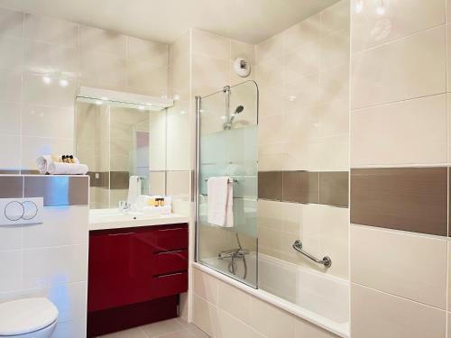 une salle de bain avec une douche, des toilettes et un lavabo dans l'établissement Très bel appartement -résidence avec piscine sur le toit et vue panoramique, à Saint-Raphaël