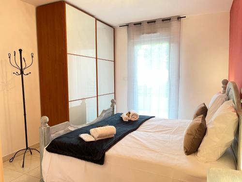 une chambre avec un lit avec deux serviettes dessus dans l'établissement Très bel appartement -résidence avec piscine sur le toit et vue panoramique, à Saint-Raphaël