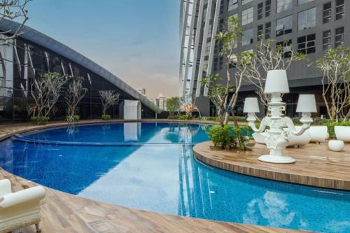 ein großer Pool in einer Stadt mit Gebäuden in der Unterkunft Diamond Home Cozy at Arte Mont Kiara in Kuala Lumpur