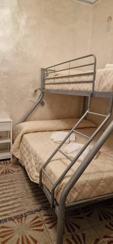 ein Etagenbett in einem Zimmer mit einem Etagenbett in der Unterkunft Casa soggiorno il Quetzales in Valenza