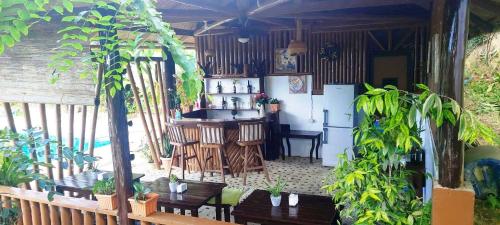 patio z barem, stołami i roślinami w obiekcie Dheltor Hilltop w mieście San Vicente