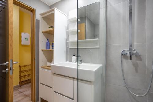 Koupelna v ubytování Castle Harbour Feel like home Flat Los Cristianos by LoveTenerife