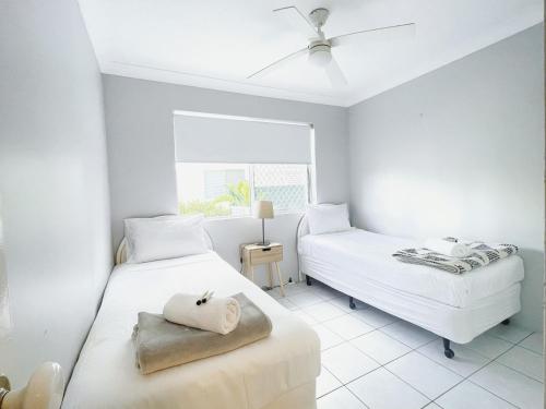 黃金海岸的住宿－衝浪者天堂酒店，一间卧室设有两张床和窗户。
