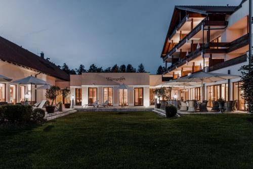 ein großes Gebäude mit Rasen davor in der Unterkunft Der Eisvogel - Wellness- & Genusshotel in Bad Gögging