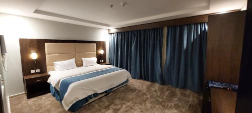 ein Hotelzimmer mit einem Bett und einem Fenster in der Unterkunft همم للوحدات السكنية - الرحيلي Jeddah in Al Kura