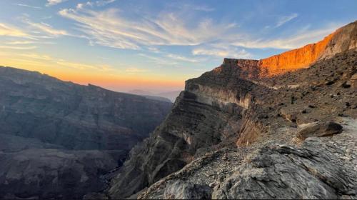 a view of the grand canyon at sunset at Balcony walk rest house Jabal shams in Sa‘ab Banī Khamīs