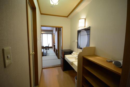 a bathroom with a sink and a mirror at Nasushiobara Ichimantei in Nasushiobara