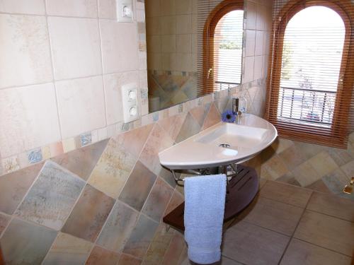 La salle de bains est pourvue d'un lavabo et d'un miroir. dans l'établissement Agroturisme Cal Jeroni, à Avinyonet