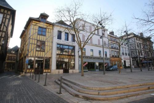 un groupe de bâtiments dans une ville avec une rue dans l'établissement Cocoon standing - coeur historique de Troyes, à Troyes