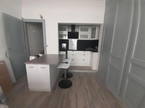 Dieses weiße Zimmer verfügt über einen Schreibtisch mit einem Laptop. in der Unterkunft Cocoon standing - coeur historique de Troyes in Troyes