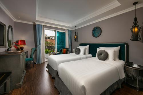 河內的住宿－Hanoi L'Heritage Hotel & Gym - Spa，酒店客房设有两张床和窗户。
