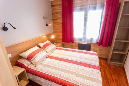  Tetras Pedrous -  Room  picture :   Shower    TV    Kitchenette                           