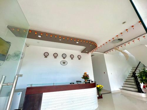 Ấp Khánh Phước (1)的住宿－KHACH SAN HOAN VU，天花板上设有楼梯和盘子的房间