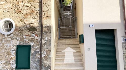 una scala che porta a un edificio con porta verde di Falconetta Luxury House a Portoferraio