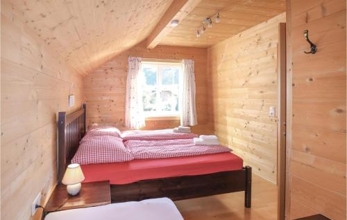 ダーラースにあるLovely Home In Dalaas With Kitchenの窓付きの木造の部屋のベッド1台