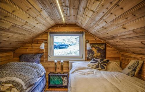 Postel nebo postele na pokoji v ubytování Stunning Home In Omastrand With 4 Bedrooms And Wifi